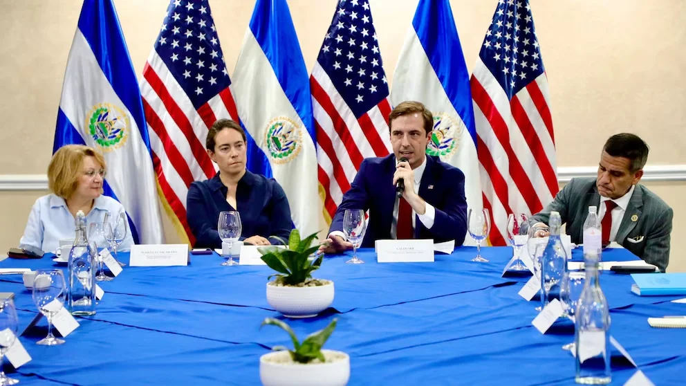 La représentation diplomatique américaine reçoit une délégation qui cherche à identifier des opportunités dans des domaines tels que l'énergie et la technologie, promouvant le rapprochement entre les deux pays dans un contexte considéré comme pertinent par Washington (Courtoisie Ambassade des États-Unis au Salvador)