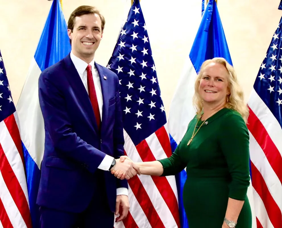 Partenaires publics et privés des États-Unis renforcent l'intérêt pour des projets clés, marquant une étape cruciale. Les attentes du gouvernement salvadoréen et la concurrence mondiale à l'horizon (Photo courtoisie Ambassade des États-Unis)