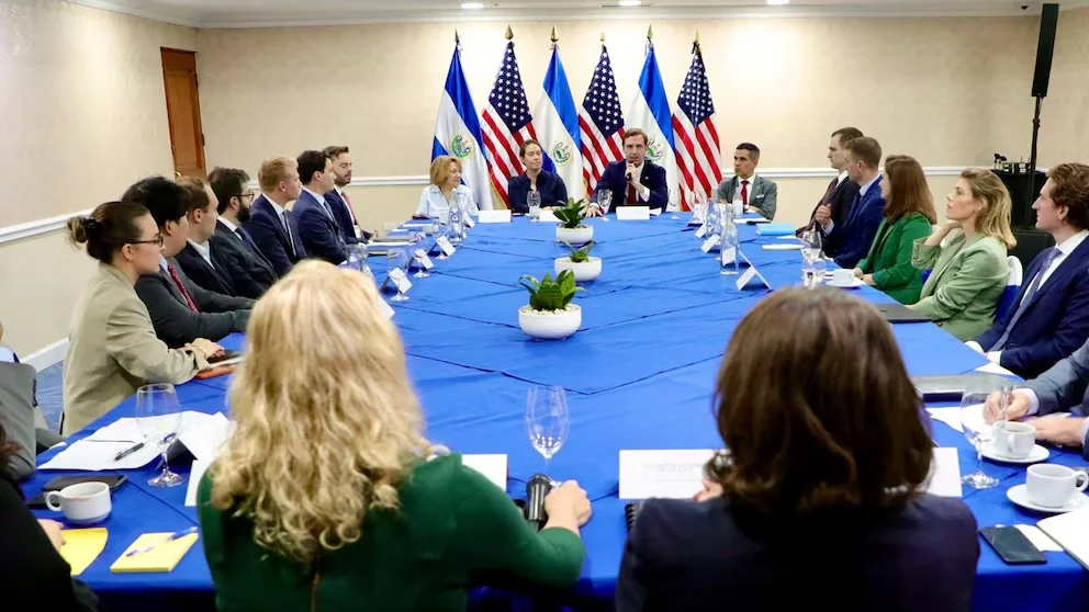 Une mission dirigée par le fonctionnaire Caleb Orr a été reçue par la chargée d'affaires Naomi Fellows, dans un effort pour dynamiser l'échange commercial et explorer les avancées technologiques et d'infrastructure numérique (Photo courtoisie Ambassade des États-Unis)