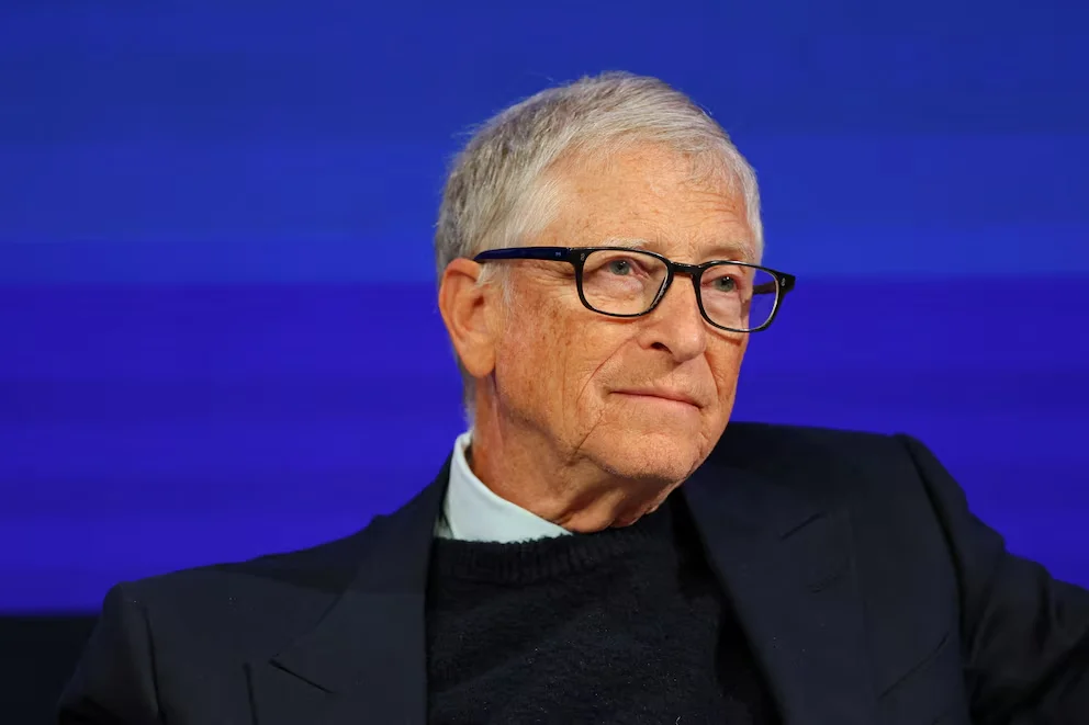Bill Gates a lancé plusieurs avertissements concernant les défis auxquels les nouvelles générations font face avec les avancées technologiques. (Photo : REUTERS/Denis Balibouse/Photo d'archive)