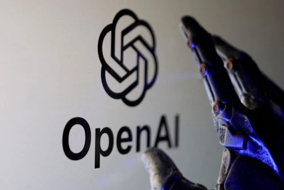Sam Altman, directeur général d'OpenAI, envisage un avenir où l'intelligence artificielle s'intègre dans la vie quotidienne. REUTERS/Dado Ruvic/Illustration