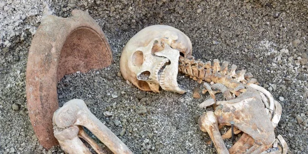 L'homme a été trouvé avec un mortier en terre cuite, une lampe à huile, une bague en fer et dix pièces de bronze (Ministère de la Culture d'Italie/via AP)