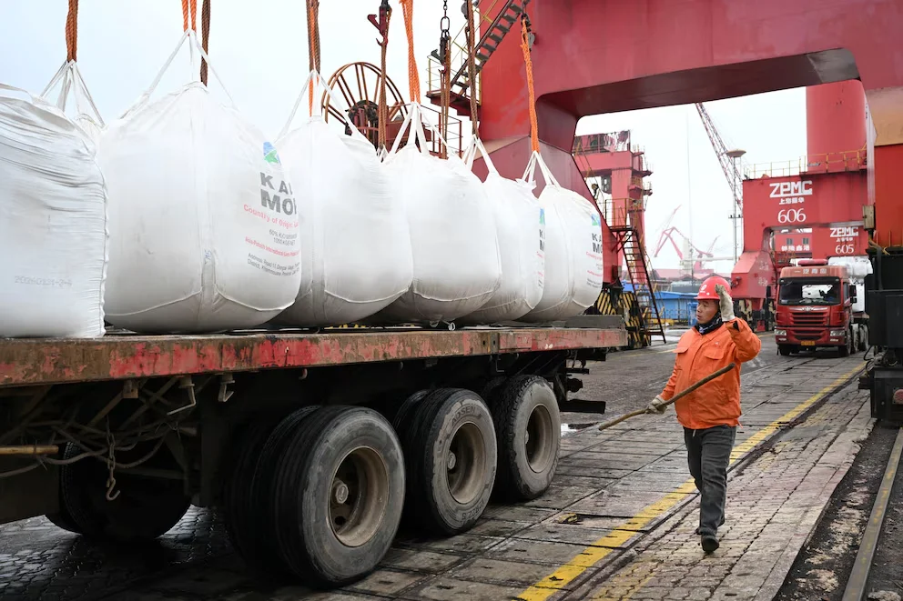 Le Pérou importe 85% de son urée agricole de Russie et de Chine, exposant le coût local à des facteurs géopolitiques.