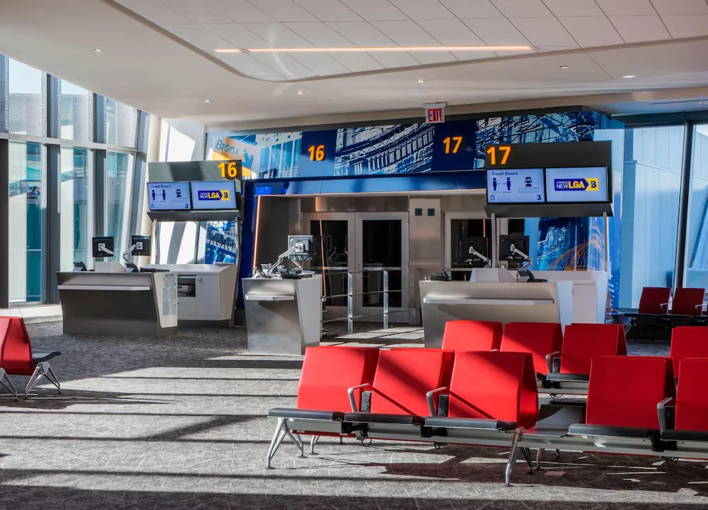 Les autorités de LaGuardia soulignent que l'assistant numérique absorbe les demandes répétitives sans remplacer l'interaction humaine dans le terminal (Jeff Goldberg, Esto)