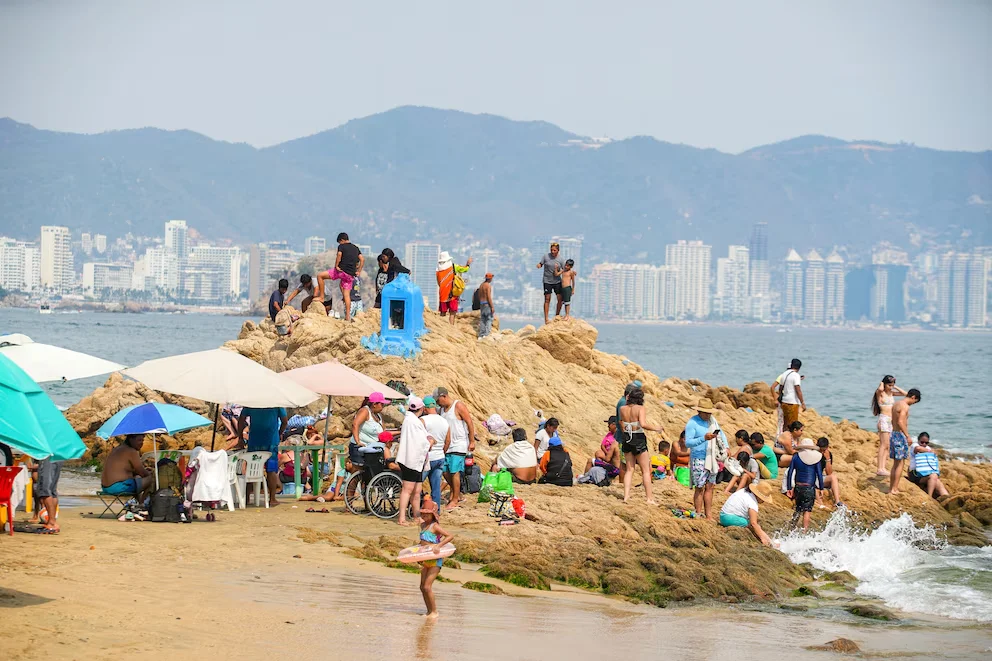 Turistas abarrotan playas mexicanas por Semana Santa en México