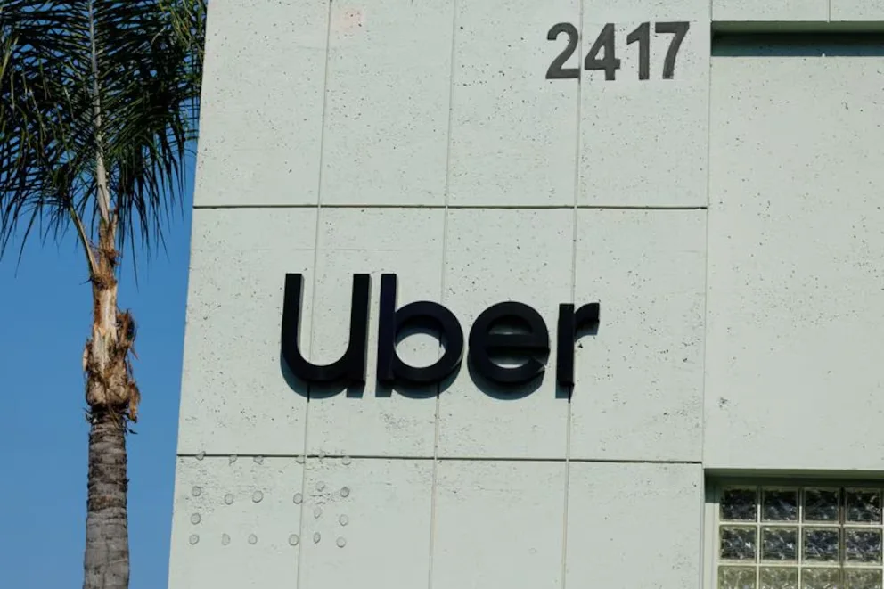 Uber fait face à des difficultés pour justifier le coût de l'intelligence artificielle après un dépassement du budget prévu pour 2026 (REUTERS/Mike Blake)