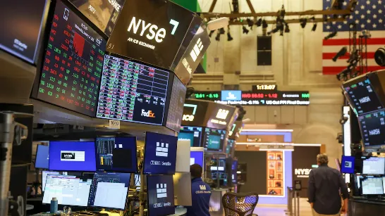 Les entreprises technologiques ont propulsé Wall Street vers de nouveaux records malgré la pression du pétrole et la volatilité mondiale.