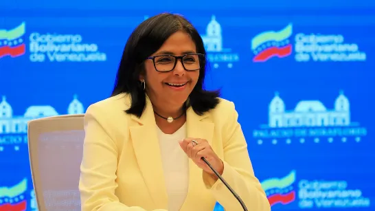Delcy Rodríguez célèbre cinq mois à la présidence sans votes et le chavisme évite de convoquer des élections.