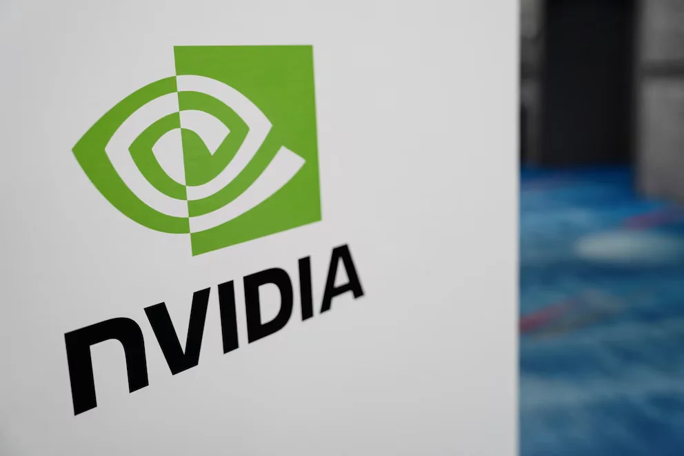 Apple utiliserait les processeurs Blackwell B200 de Nvidia pour son cloud d'IA. REUTERS/Danielle Villasana