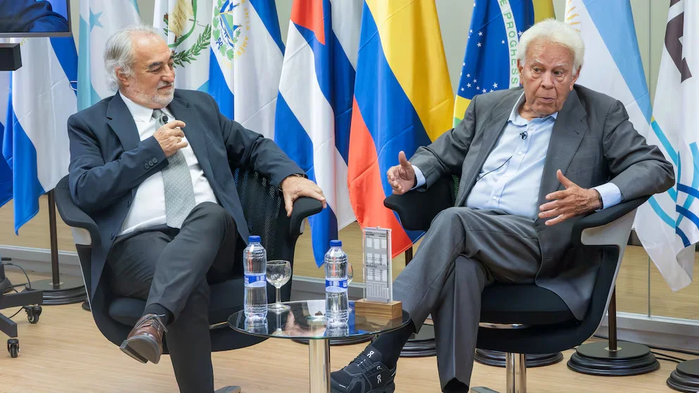 Felipe González en un acto recogiendo el premio Ana Frank