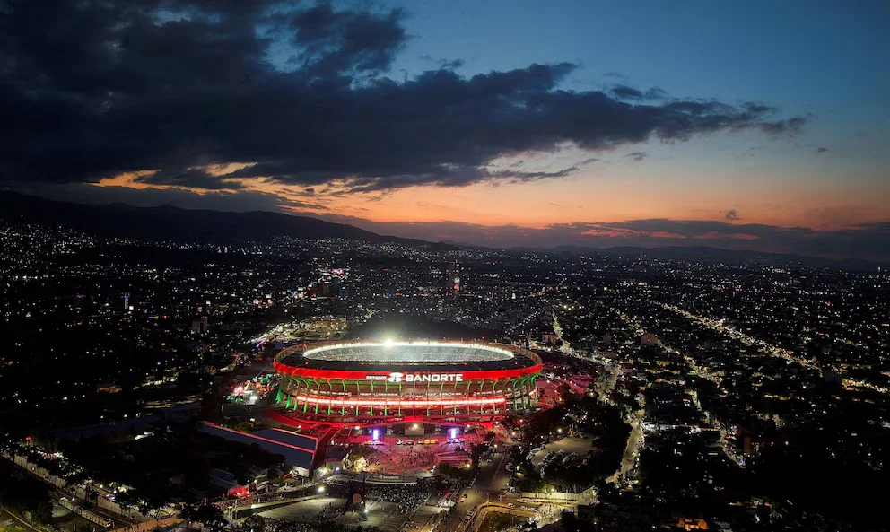 Les projections tiennent généralement compte des investissements économiques, du développement des jeunes et de l'impact des sites confirmés par la FIFA. (Reuters)