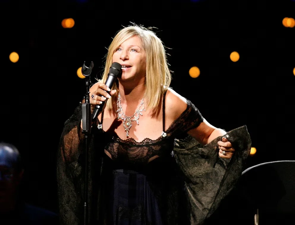 PHOTO DE FICHIER : Barbra Streisand se produit lors d'un concert au Hallenstadion à Zurich le 18 juin 2007. REUTERS/Siggi Bucher (SUISSE)/Photo de fichier