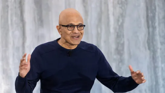 Satya Nadella, PDG de Microsoft, propose un modèle humain - IA pour que les entreprises soient propriétaires de leur apprentissage.