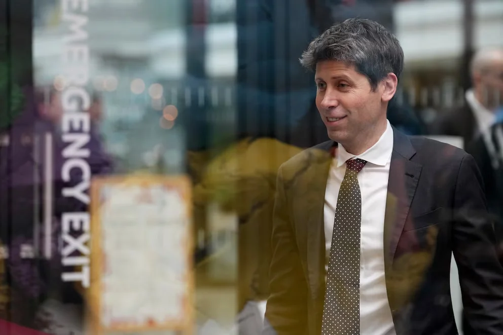 Sam Altman a réorienté OpenAI vers son chatbot principal et le marché des entreprises, avec la suspension de projets secondaires comme Sora (AP photo/Aurelien Morissard, Pool)