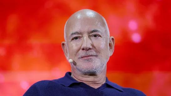 Jeff Bezos sur si l'IA rendra les humains obsolètes : "Cela va engendrer une pénurie de main-d'œuvre".