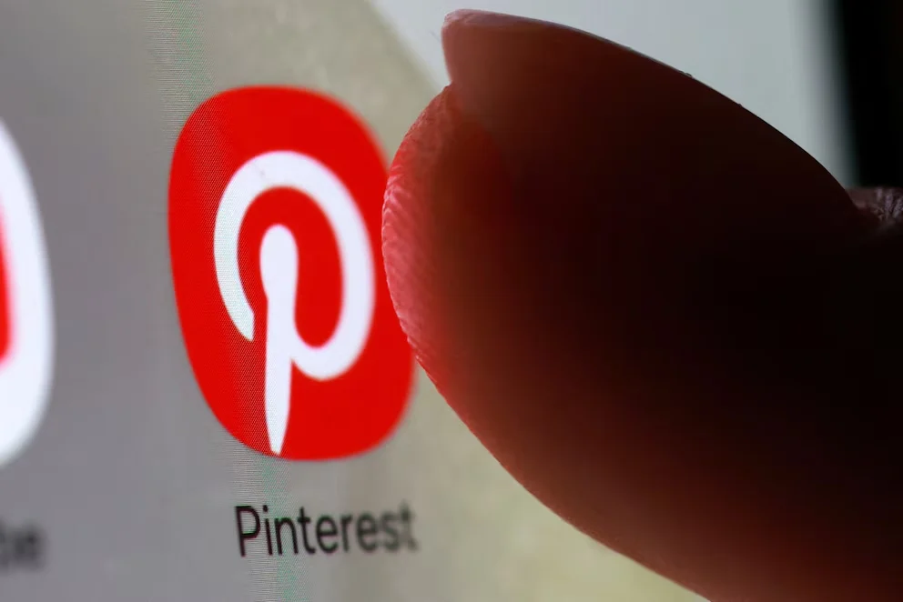 Pinterest est né en 2010 en réponse à la nécessité d'organiser des intérêts visuels et a rapidement conquis un public mondial, avec une croissance virale soutenue (REUTERS/Dado Ruvic/Illustration)