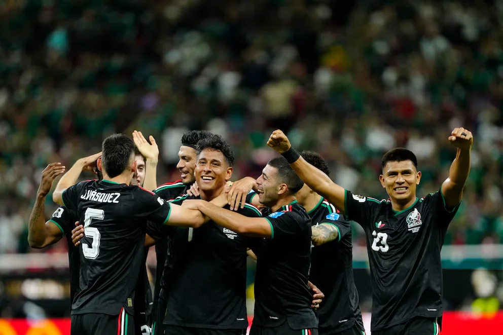 Les joueurs du Mexique célèbrent un but de Luis Romo lors du match entre le Mexique et la Corée du Sud, au stade Akron à Guadalajara (Mexique). EFE/ Francisco Guasco
