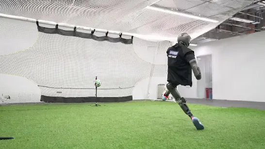 Ce robot a frappé un penalty si fort qu'il a détruit le mur : style Messi ou Ronaldo.