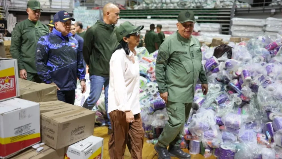 Delcy Rodríguez a supervisé le centre de collecte pour les sinistrés à La Guaira (VTV)