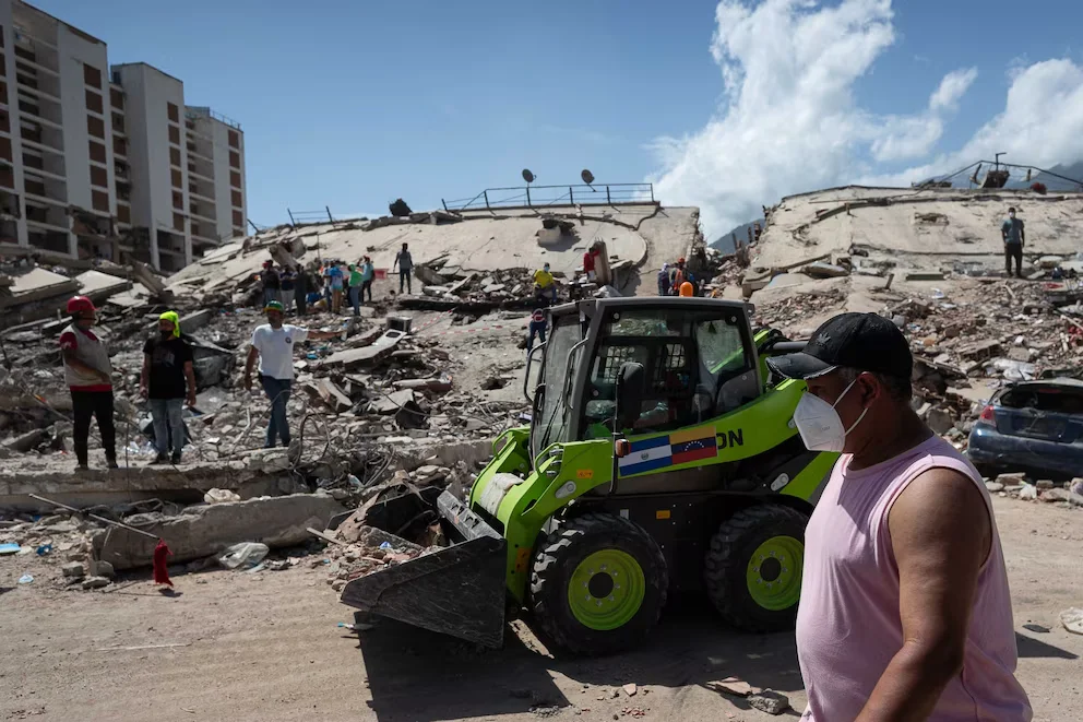 Vue générale des travaux de recherche et de déblaiement dans une zone dévastée par les tremblements de terre du 24 juin dernier à La Guaira (Venezuela). EFE/Ronald Peña