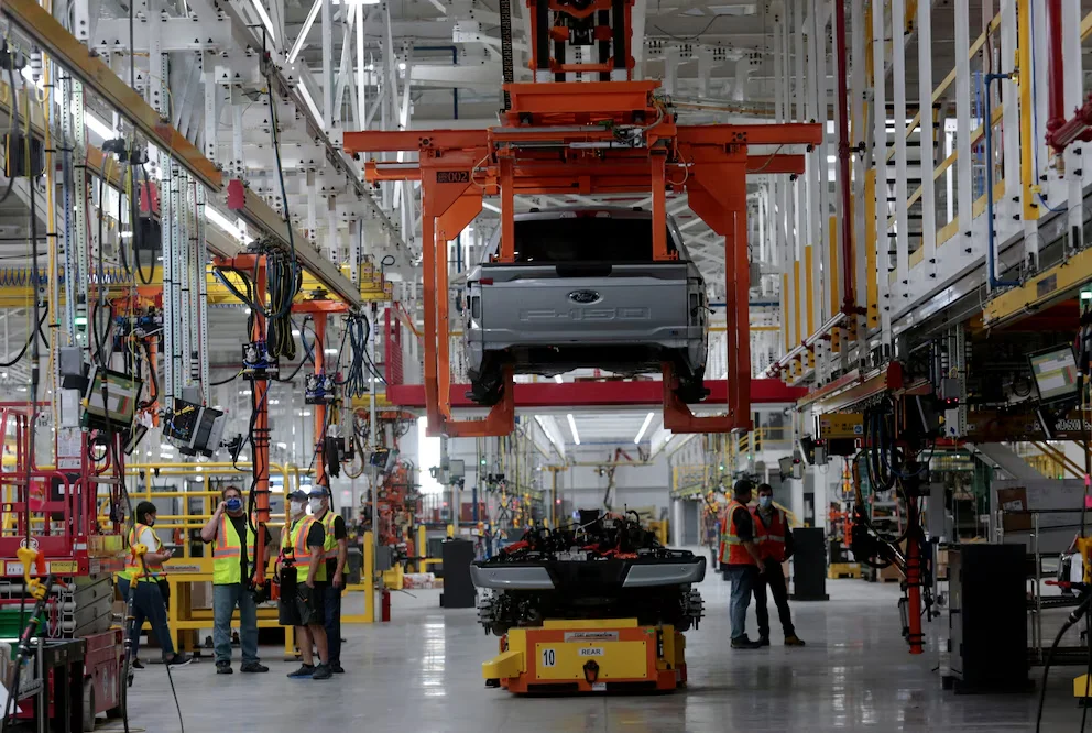 Ford a cherché à mieux former ses systèmes d'automatisation, d'apprentissage automatique et d'intelligence artificielle avec l'expérience de techniciens vétérans (REUTERS/Rebecca Cook//File Photo)