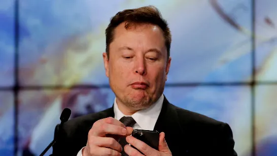 Elon Musk a un plan pour dépasser Apple : voici son propre téléphone portable avec IA.