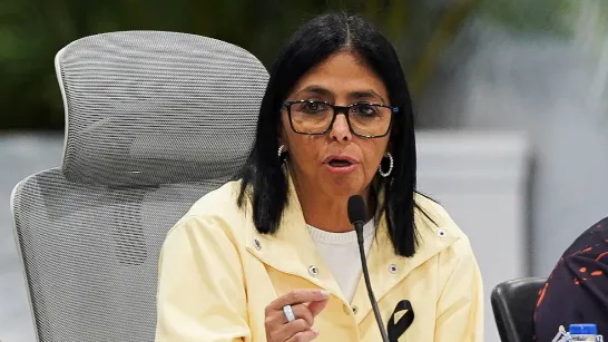 Delcy Rodríguez atteint le délai maximal de la présidence par intérim et des experts mettent en garde contre la légalité de son gouvernement.