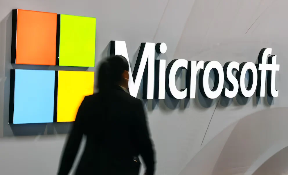 Microsoft prévoit une nouvelle vague de licenciements à partir de la semaine prochaine pour réduire les coûts et réaffecter des ressources vers l'intelligence artificielle (EFE/EPA/HANNIBAL HANSCHKE)