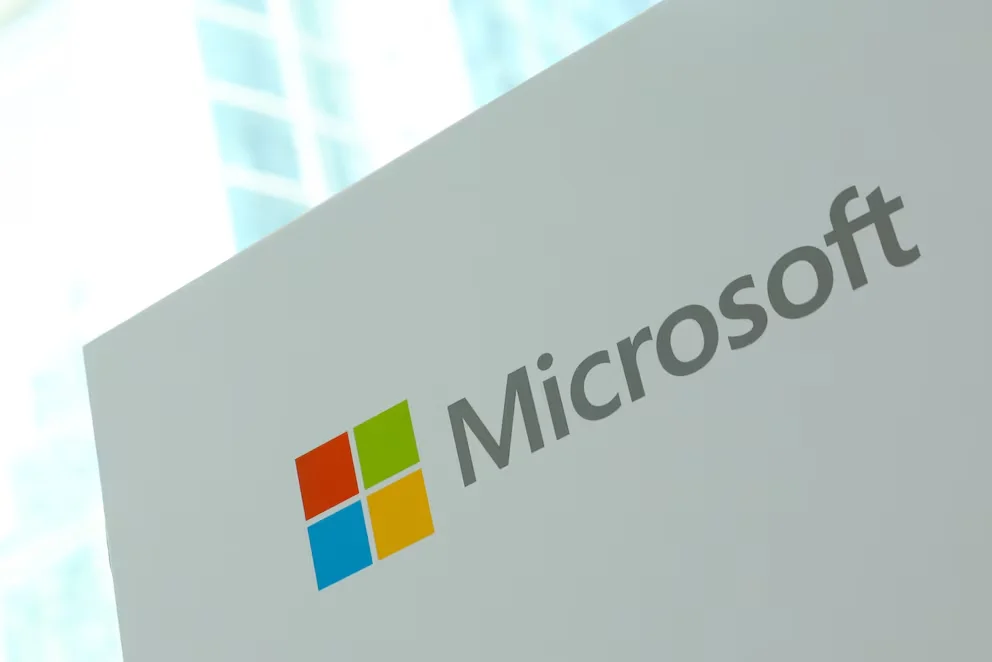 La croissance d'Azure en réaction à la demande d'intelligence artificielle coexiste avec des coûts accrus dans les centres de données et le hardware, ce qui affecte les marges de Microsoft. (EFE/FAZRY ISMAIL)