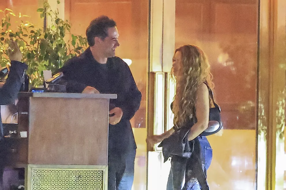 Shakira et Manuel Garcia-Rulfo ont été aperçus par des paparazzis à Beverly Hills, déclenchant des rumeurs de romance en juin dernier - crédit Backgrid/The Grosby Group
