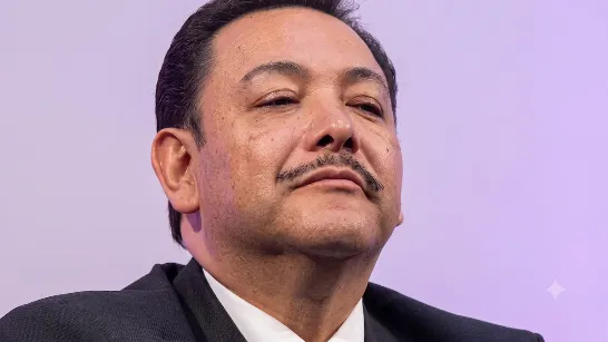 Héctor Serrano menace un journaliste après avoir soutenu la Loi IA à San Luis Potosí, accusée d'affecter la liberté d'expression.