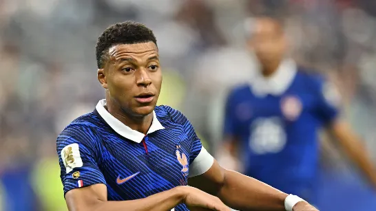 Comment Mbappé apparaîtrait à la Coupe du Monde s'il était argentin, selon l'IA.