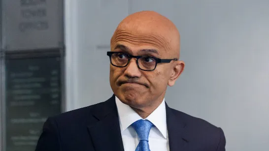 Le PDG de Microsoft a demandé la création d'un "frein d'urgence" pour arrêter l'IA en pleine activité.