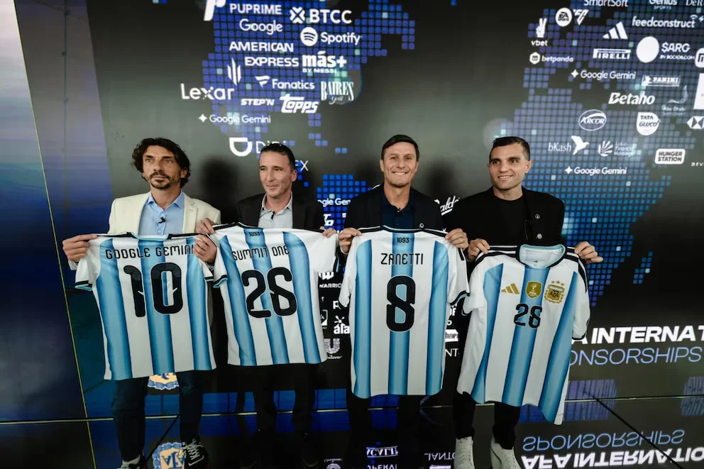 Représentants de l'AFA et de Google, avec Javier Zanetti, posent avec des maillots de la sélection argentine lors d'une conférence sur l'expansion mondiale de l'entité et l'alliance stratégique avec Gemini, axée sur l'innovation, l'intelligence artificielle et la performance sportive (Crédit : Opy Morales)