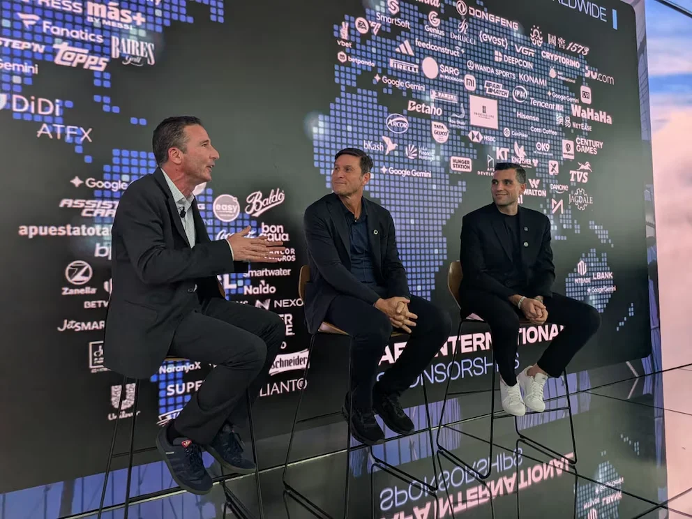 Bruno Vain, journaliste et l'un des animateurs de la conférence ; Javier Zanetti, membre du Conseil de football de l'AFA ; et Leandro Petersen, directeur commercial et marketing de l'Association du football argentin, lors de l'exposition sur l'expansion mondiale de l'AFA à New York (Crédit : Opy Morales)