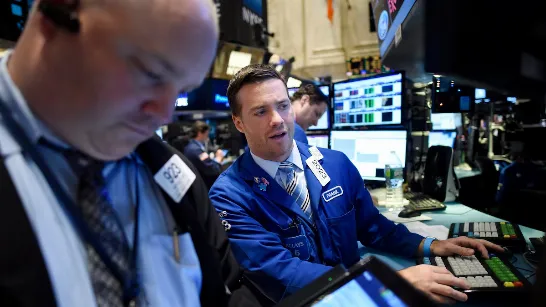 Le S&P 500 chute à Wall Street en raison des tensions au Moyen-Orient et de l'approche des bilans technologiques.