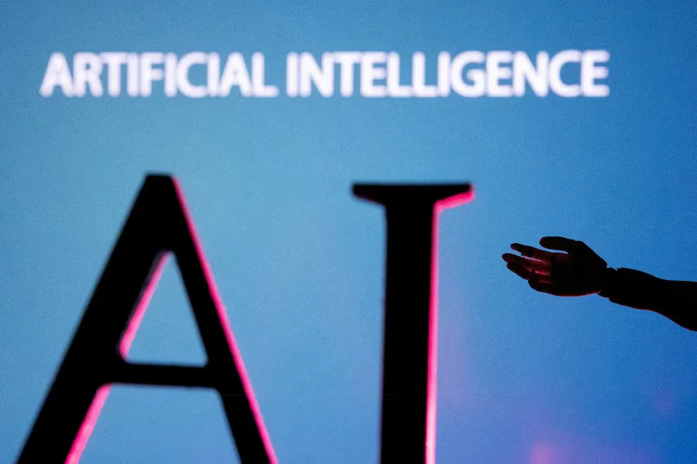 Des spécialistes reconnaissent le potentiel d'accélérer l'innovation, mais avertissent que la vitesse d'adoption peut laisser certaines institutions et travailleurs en arrière, avec des défis de sécurité, d'équité et de gouvernance face à des systèmes de plus en plus autonomes - REUTERS/Dado Ruvic/Illustration/File Photo