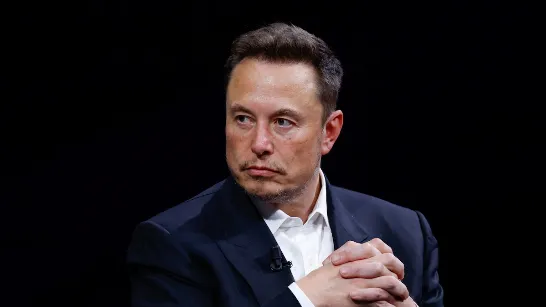 Elon Musk prévoit que l'intelligence artificielle dépassera l'intelligence humaine dans cinq ans et anticipe une économie dominée par des robots.
