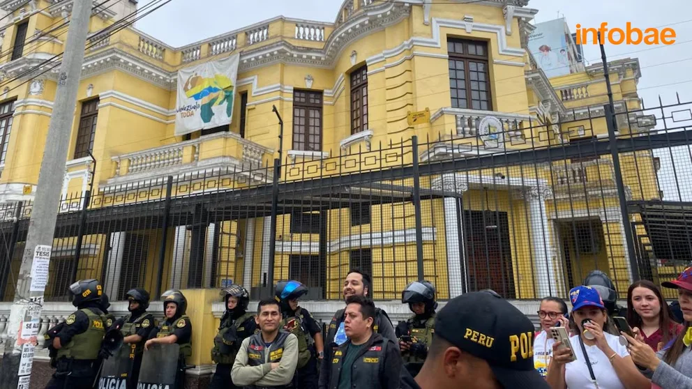 Venezolanos en las afueras de la Embajada de Venezuela.