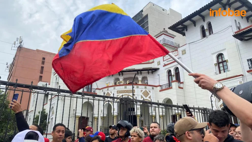 Venezolanos en las afueras de la Embajada de Venezuela.