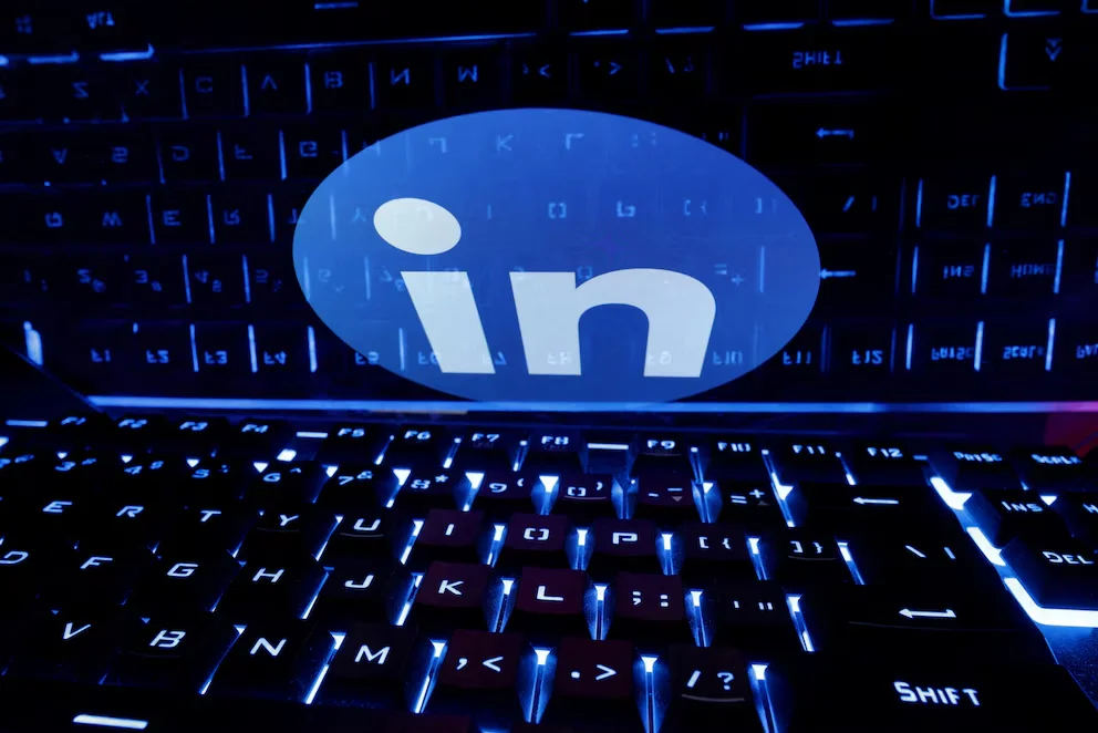 LinkedIn supprimera sa fonction de rédaction assistée par IA et n'offrira que la correction orthographique. (Reuters)
