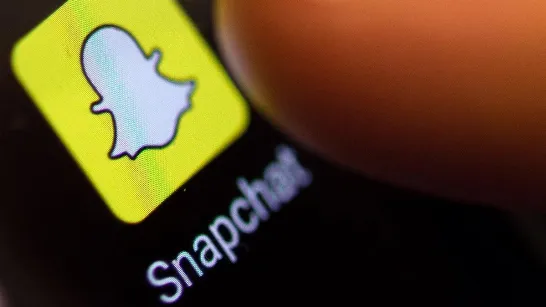 Nouveau coup contre l'IA : Snapchat ne recommandera pas de vidéos générées par cette technologie.