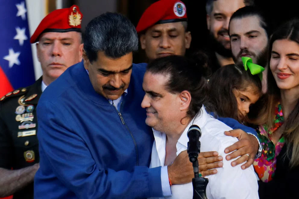 PHOTO DE FICHIER : Nicolás Maduro embrasse Alex Saab, après sa libération par le gouvernement américain, au Palais de Miraflores, à Caracas, Venezuela, le 20 décembre 2023 REUTERS/Leonardo Fernandez Viloria/Photo de fichier