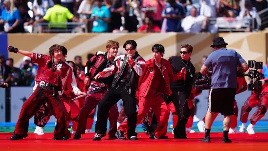 BTS s'associe à Google et révèle le véritable usage de l'IA Gemini : de la moto de Jung Kook au tir de Jin.