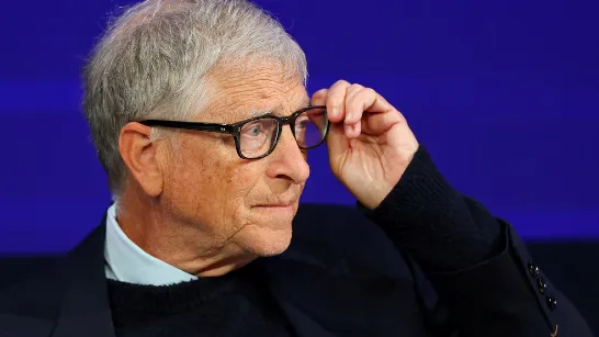 Bill Gates avertit le monde que « la capacité de l'IA à surpasser la cognition humaine marquera le début d'une époque turbulente ».