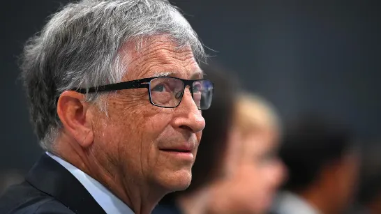 Bill Gates avertit que l'IA ne devrait jamais diriger les secteurs de l'éducation, de la santé ni remplacer les jurés.