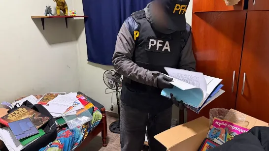 Que a trouvé la Justice dans la maison de l’adolescent de Quilmes qui a consulté ChatGPT pour planifier une attaque dans son école