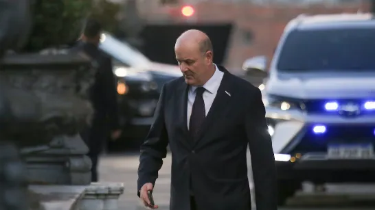 « On ne peut pas traiter » : face à l'alerte mondiale sur l'IA, le gouvernement perd du soutien pour faire avancer un projet clé au Congrès.