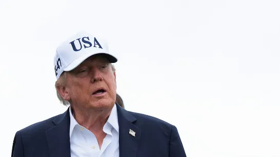 Trump a qualifié de « forces négatives » ceux qui demandent de freiner l'avancée de l'IA : « Ils avancent des choses qui n'arriveront pas »