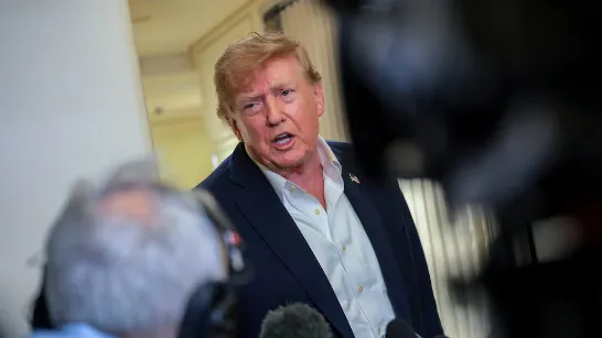 Trump a dénoncé une « conspiration » contre l’IA et a affirmé que seule la Chine en tirerait profit si elle était freinée.